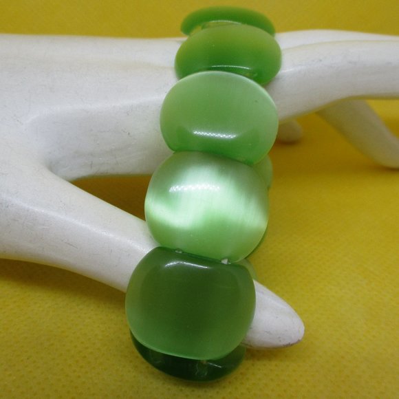 LARGE GLASS MOONGLOW Bracelet Large Green Oval Glass Moonglow Beaded 2 Elastic - Picture 4 of 9